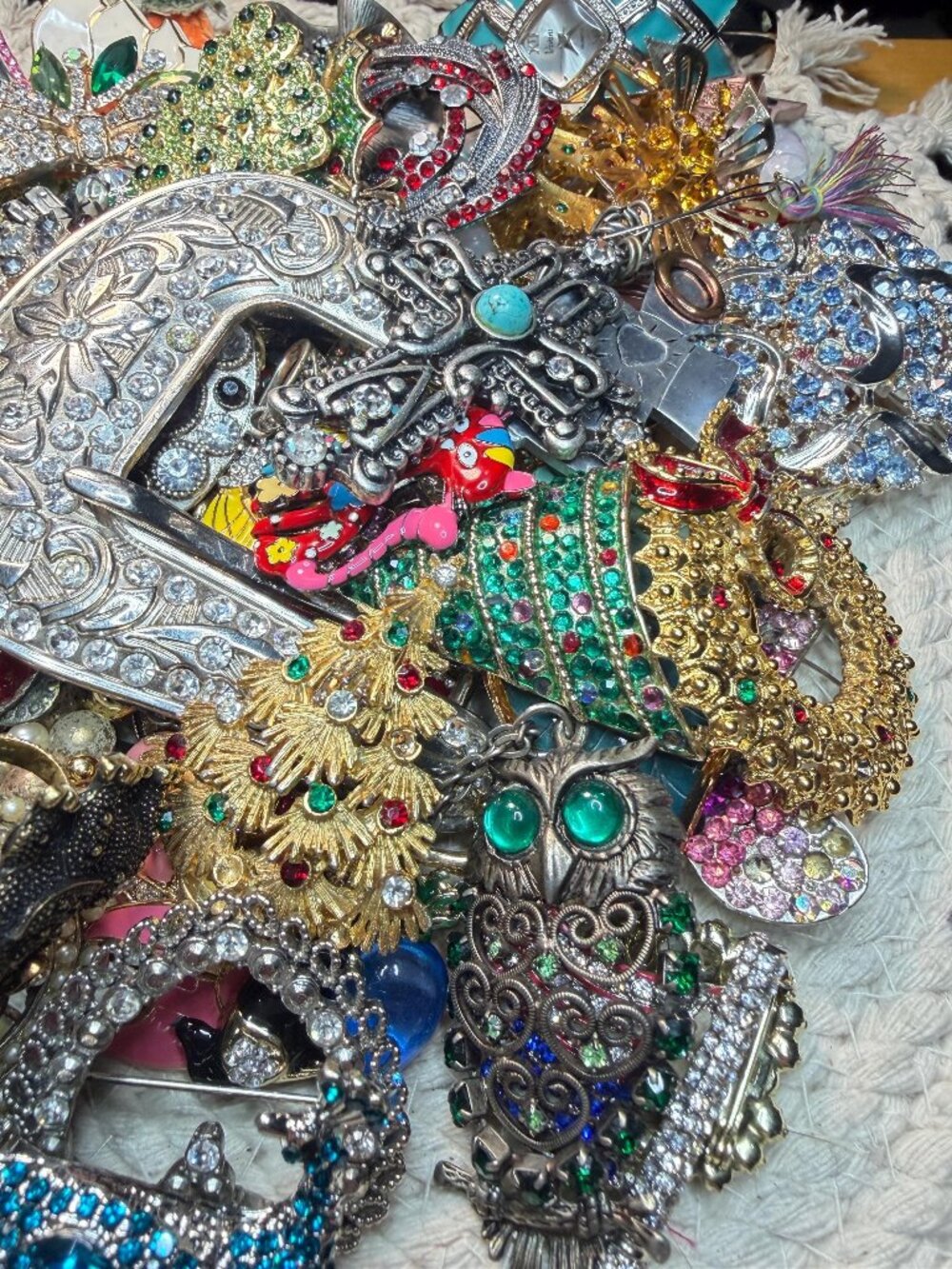 Rhinestone Jewelry Repair Lot | 3.13 Lbs | Vintage Brooches | Christmas Jewelry - Picture 9 of 9
